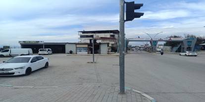 Şırnak’ta Cadde Ortasındaki Trafik Işıkları Tepki Çekti