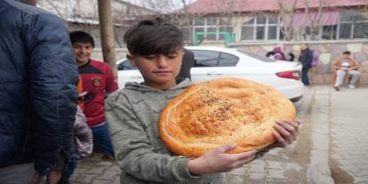 Muş Kırköy’de "Pide" Geleneği: Hayırsever Desteğiyle Tüm Beldeye Ücretsiz Ekmek