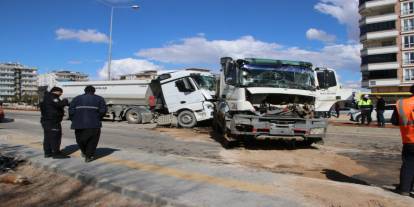 Kilis’te Hafriyat Kamyonları Çarpıştı: 1 Yaralı! Ekipler Seferber Oldu