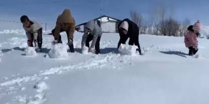 Ağrı’da kar yağdı, çocuklar doyasıya eğlendi