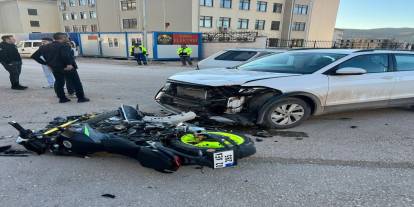 Okul Yolunda Korkutan Kaza! Ehliyetsiz Sürücü Motosikletle Otomobile Çarptı
