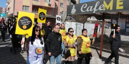 Şırnak’ta Eğitimciler, Öğretmenin öldürülmesini sessiz yürüyüş ve oturma eylemi ile tepki gösterdi