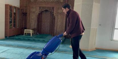 Adilcevaz'da camiye çirkin saldırı: Halılar üzerinde sigara izmaritleri söndürüldü