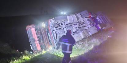 Mardin'de tır devrildi: 1 yaralı