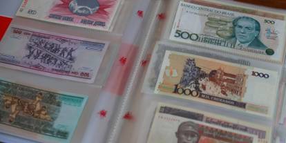 Beş kıtadan 75 ülkenin banknotunu derleyen öğretmen yok olan devletleri unutturmuyor