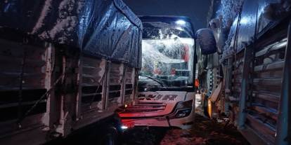 Bitlis’te otobüs tıra arkadan çarptı: 8 yaralı
