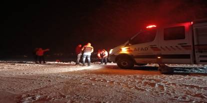 Ağrı’da tipi nedeniyle şarampole kayan araçtaki 2’si çocuk 4 kişi kurtarıldı