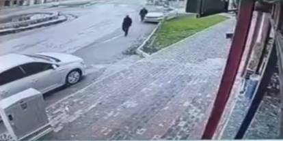 İdil’de Otomobil Yayalara Çarptı: 2 Yaralı, Kaza Kamerada
