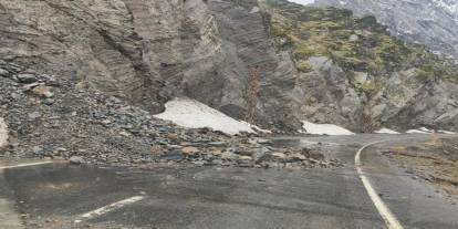 Şırnak-Beytüşşebap Yolunda Dev Taşlar Trafiği Durdurdu