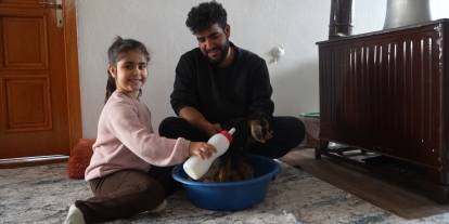 Muş'ta Besicinin Vefası: Annesinin Emzirmediği Oğlağa Evinde Bebek Gibi Bakıyor