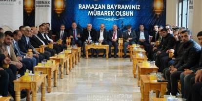 Şırnak'ta Coşkulu Bayramlaşma: Protokol Halkla bayramlaşıp, kucaklaştı