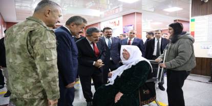 Vali Ekici’den hastanede bayram ziyareti