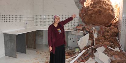 Cizre'de sağanak yağış heyelana neden oldu: Dev kayalar evi yıktı