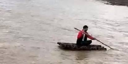 Sağanak Yağışı eğlenceye çevirdi, taşan derede sal keyfi yaptı