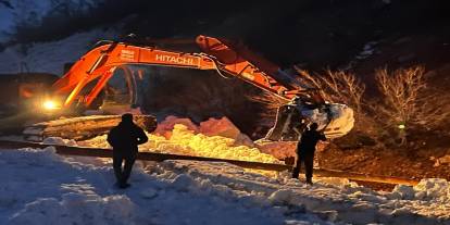 Şırnak'ta korkutan çığ: Tonlarca kar Beşağaç'ı yuttu, ekipler imkansızı başardı