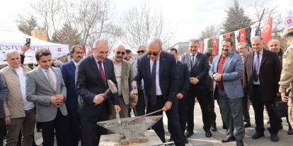 Fırat Üniversitesi’nde Nevruz Coşkusu, Ateşler Yakıldı, Demirler Dövüldü