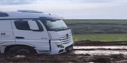 Siirt’te TPAO'ya ait tır çamura saplandı, köylüler seferber oldu