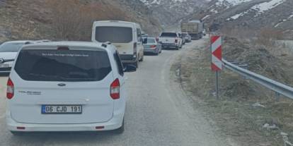 Yüksekova-Van kara yolunda heyelan ulaşımı aksattı