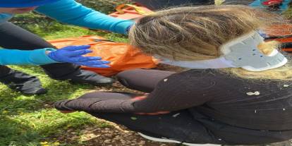 Dengesini kaybederek kayalıklardan düşen kadını ekipler kurtardı