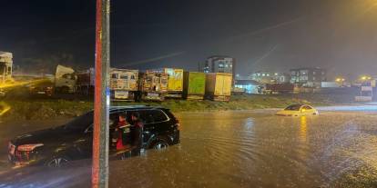 Cizre’de Araçlarda Mahsur Kalan 3 Kişiyi İtfaiye Kurtardı