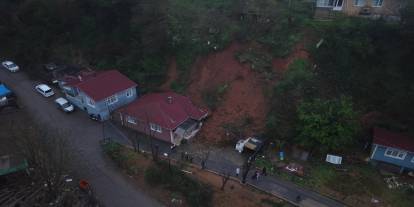 Beykoz’da toprak kayması: Tek katlı ev ve otomobil hasar gördü