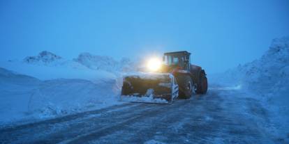 Baharda Kış Esareti! Muş-Bitlis Güvenlik Yolunda Kar Kalınlığı 4 Metreyi Buldu
