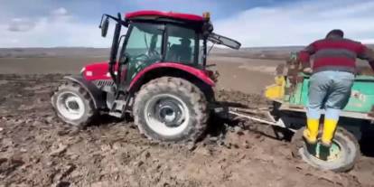 Çamur Tarlayı Yuttu: Kars’ta Traktörler Saatlerce Mahsur Kaldı