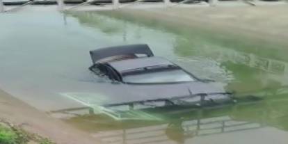 Faciadan Dönüldü: Araç Kanala Uçtu, Sürücü Kurtuldu