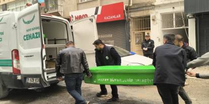 Yaşlı adam yalnız yaşadığı evde bıçaklanarak öldürüldü