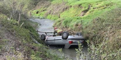 Gece dereye yuvarlanan otomobil sabah fark edildi