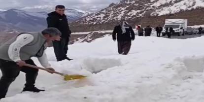 Sürücüler Küreklere Sarıldı! Çığla Kapanan Yolu Kendi İmkanlarıyla Açıyorlar