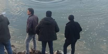 Baraj gölüne uçan otomobildeki sürücüyü ekipler kurtardı