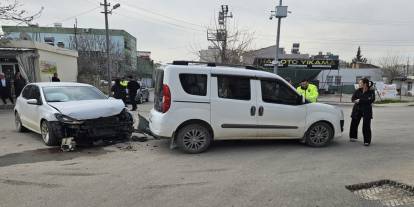 Otomobil ile hafif ticari araç çarpıştı: 1 yaralı