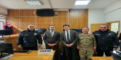 Tatvan Adliyesi’nde Polislere "Duruşma" Sürprizi! Pasta Keserek Kutladılar