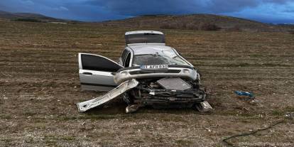 Malatya'da aydınlatma direğine çarpan araç takla attı: 3 yaralı