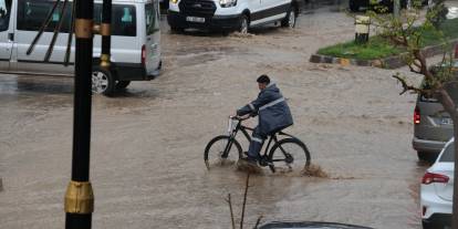 Cizre’de sağanak yağış Cadde ve sokakları göle çevirdi