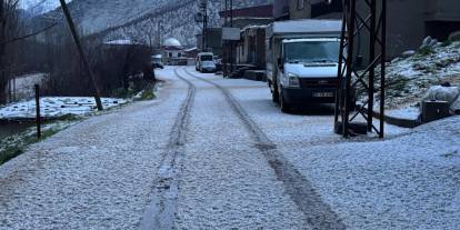 Beytüşşebap'ta dolu yağışı her yeri beyaza bürüdü