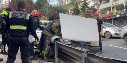 Facianın eşiğinden dönüldü: Freni tutmayan otomobil bariyerlere çarptı