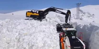 Şırnak’ta Nisan Ayında Kar Esareti: İş Makineleri Karda Kayboldu!