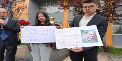 Öğretmen ve öğrenciler çiçeklerle karşılandı