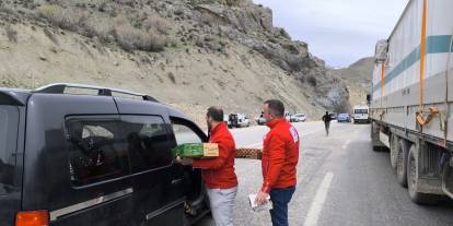 Kızılay’dan yolda kalanlara kumanya desteği