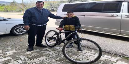 Ödülünü depremzede çocuğa hediye etti