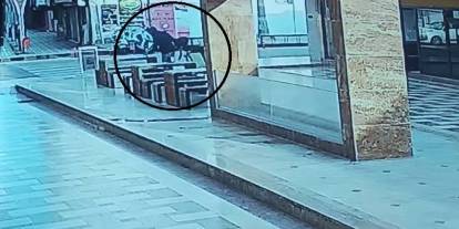 Suç makinesi önüne geleni satırla yaraladı, o anlar kameraya yansıdı