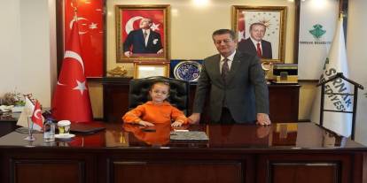 Şırnak Belediye Başkanı Koltuğunu Minik Asya’ya Devretti