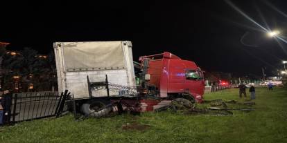 Bingöl’de tır refüje girdi: Facianın eşiğinden dönüldü