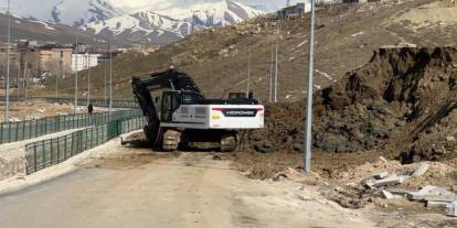 Yüksekova’da toprak kayması: Pizok yolu 18 gündür kapalı