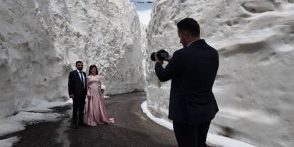 Şırnak'ta Ezber Bozan Fotoğraf Çekiminde 10 Metrelik Kar Tünelinde Gelin-Damat Pozu