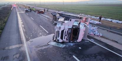 Tır refüje devrildi, yardım etmek için duran araca başka araç çarptı: 6 yaralı