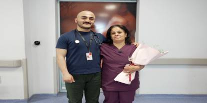 Hekim oğuldan ebe anneye Ebeler Haftası sürprizi