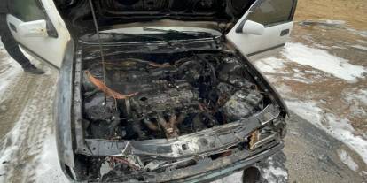 Alev alan otomobil kullanılamaz hale geldi